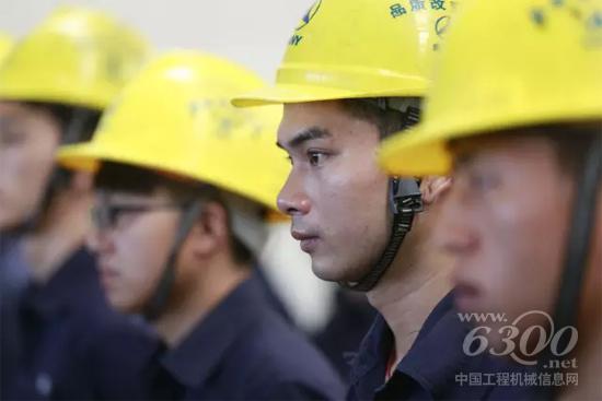 年轻，是泵车装配班组最大的特色