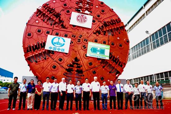 国内最大直径海底隧道盾构机下线