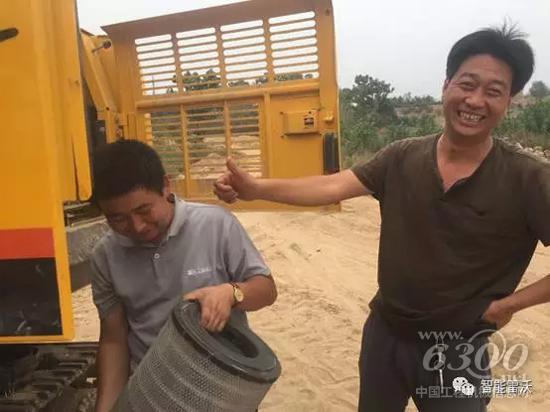 雷沃工程机械客户关爱活动 用心服务让客户笑开颜