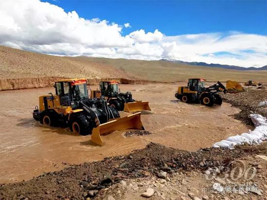 数十台徐工V系列装载机冲锋抗洪第一线