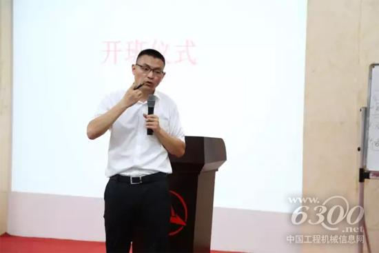 三一重机营销公司副总经理程吉军在开班仪式上讲话
