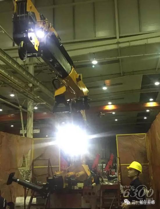 生产员工深夜加班调试