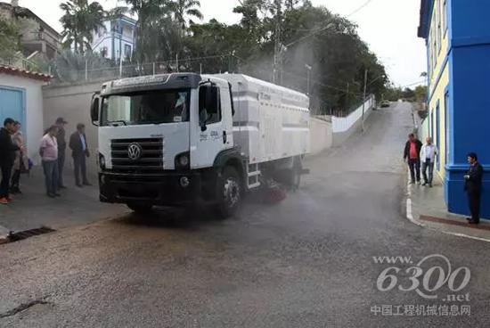 徐工XS5ABR洗扫车在包索市街道上巡展