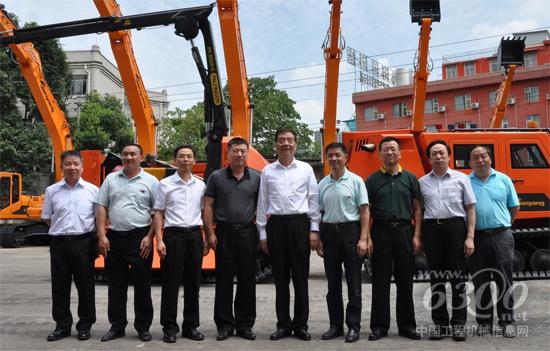 海关总署领导一行在演示现场合影留念