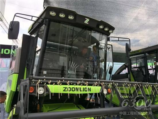 新疆用户试乘中联重科TB80G小麦机