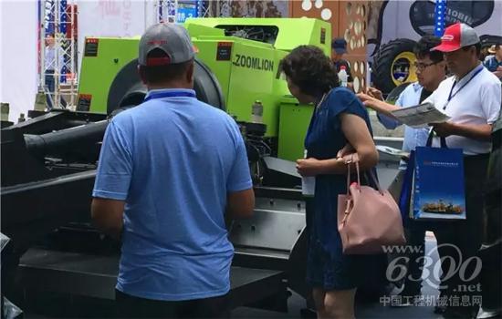 与会代表详细了解中联重科9YF-2000S打捆机