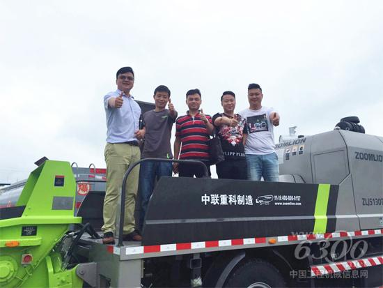 李江华(右二)为中联重科4.0产品点赞