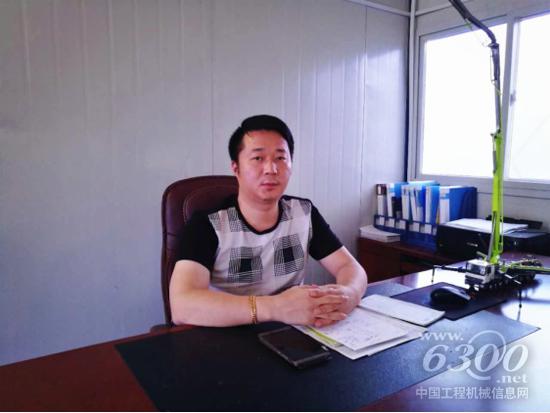 李江华的办公桌上摆放着中联重科泵车模型