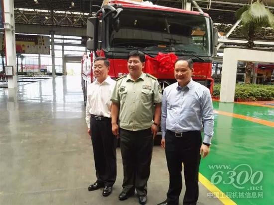 江苏省公安消防总队参谋长陆军、中南大学消防工程系主任徐志胜、三一集团董事梁林河合影