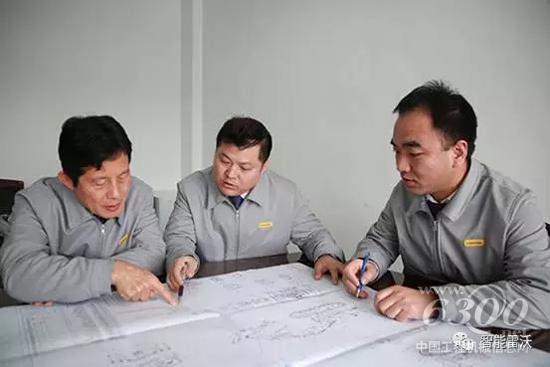 泽田育久与研发团队交流