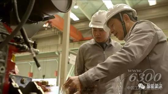 泽田育久在生产线指导工作