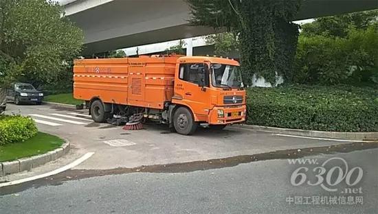 正在作业的中联环境洗扫车