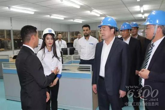 周铁根市长勉励徐工巴西外籍员工:要努力工作,用实际行动来回馈徐工,有机会欢迎大家去徐州学习交流!