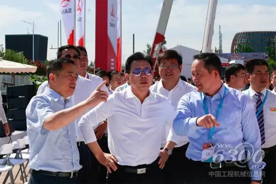 三一重工董事长梁稳根参观消防展