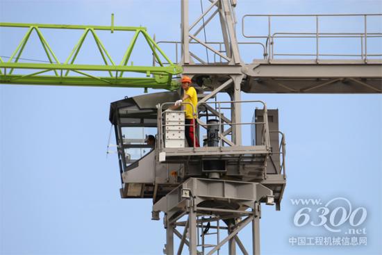 选手们在中联重科TC6012A塔机上进行比拼