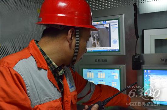 工作中的彭军洪