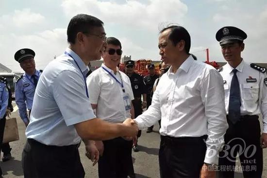 董事长张勇陪同许显辉一行参观