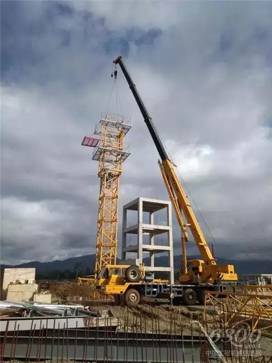 位于印尼苏拉威西岛的万向镍业工业园内,25吨汽车起重机正安装徐工塔机