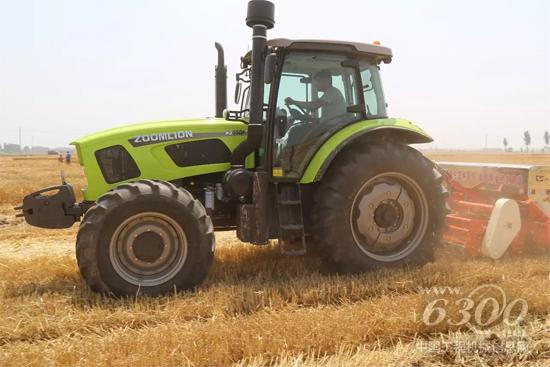作业中的中联重科拖拉机