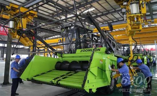 中联重科青贮收获机在高端农业装备制造基地批量下线