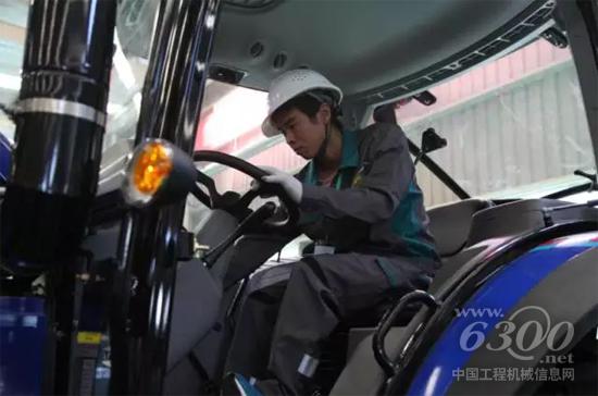 参赛选手经过仔细的排查检修故障排除，机器成功点火运行。