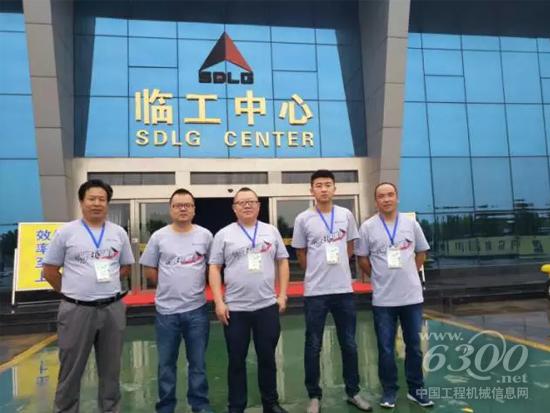 参加临工好司机总决赛的甘肃学员合影，左一为张振华