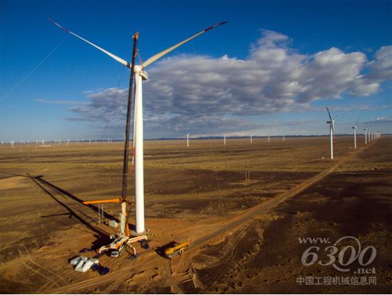 2016年5月,中联重科QAY2000全地面起重机在新疆哈密助力风电吊装