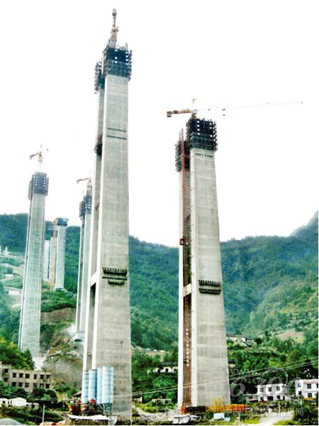 参建沪蓉西高速公路龙潭河特大桥