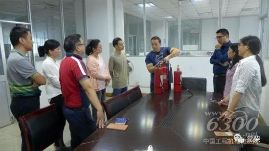 公司办公室对科室人员进行消防安全培训