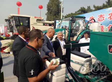 国外客户关注阿波斯播种机械