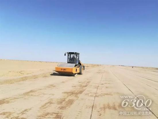 施工中的压路机