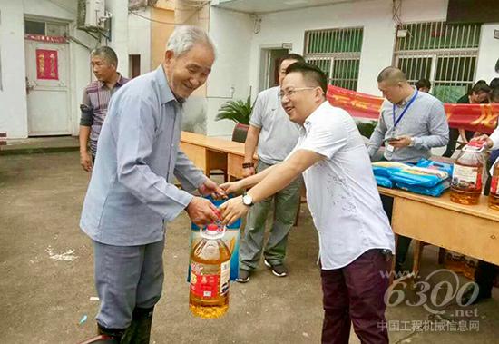 上汽红岩携手经销商为“红岩村”的家人们送关爱