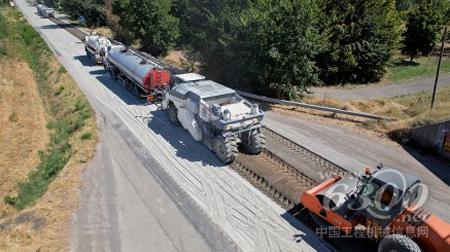 使用泡沫沥青，可使冷再生混合料被经济地铺筑成为优质基层