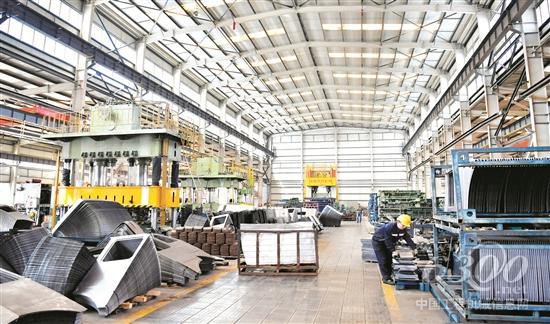 华新机械的工作人员正在作业