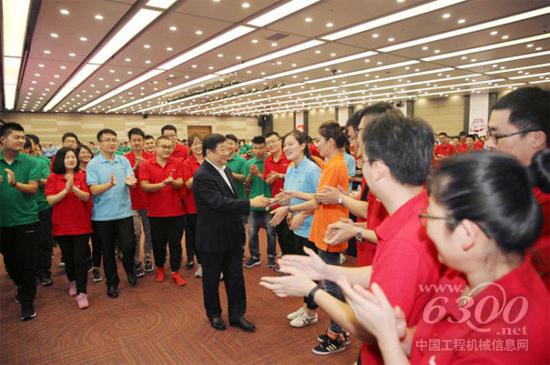 老谭和青年人相约20年后再见