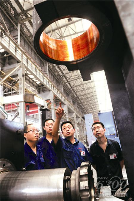 刘新安正把自己总结的经验毫无保留地传授给徒弟