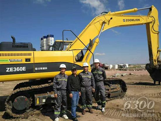 李周(右二)与同事们服务哈萨克斯坦当地项目