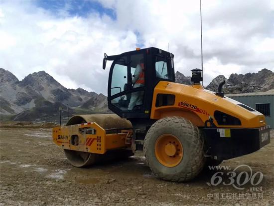 图2：正在施工的三一压路机