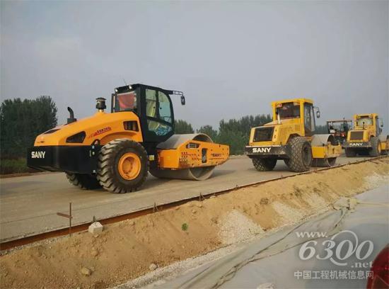 图1：正在施工的三一压路机