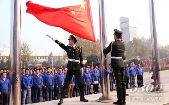 伴随着庄严的国歌声，鲜艳的五星红旗冉冉升起