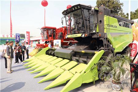 观众详细了解中联重科一款收获机
