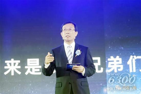 中国一拖党委副书记、一拖股份总经理吴勇做了题为“农业大脑开启新未来”的主题演讲