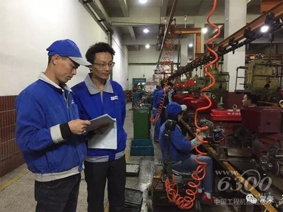 工艺技术人员检查现场工艺