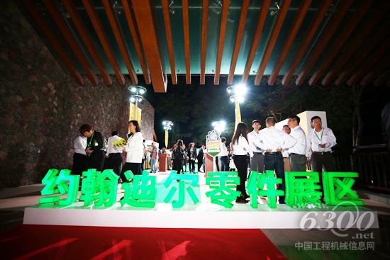 室外零件展区人头攒动