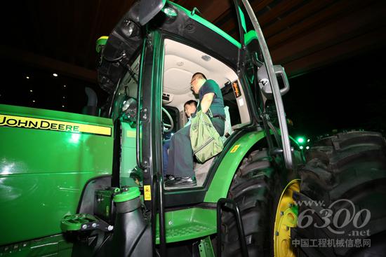 经销商观摩8R拖拉机