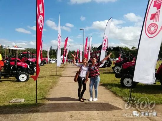 在这个国家,警车为“东方红”开道护行