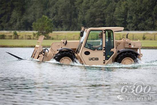 JCB 军工产品系列之四:军用伸缩臂叉装车