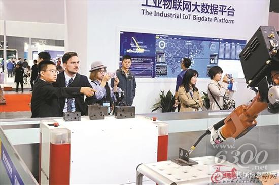 国内外客商观摩徐工智能制造演示(通讯员 吴波 摄)