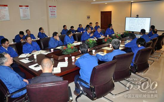 安徽叉车集团党委书记张德进带头向党务干部宣讲党的十九大精神