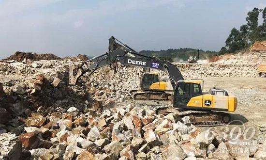 约翰迪尔挖掘机正在进行破碎作业